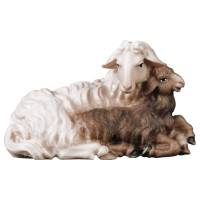 Mouton blanc couché avec agneau brun : crèche de Noël en bois Ulrich 15 cm