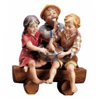 Trois enfants assis sur un banc : crèche de Noël en bois Ulrich 15 cm