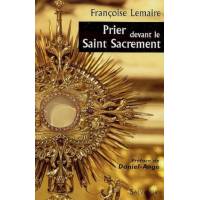 Prier devant le Saint Sacrement 