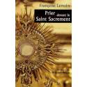 Prier devant le Saint Sacrement 