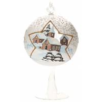 Witte kerstbal in glas op voet + kaars - besneeuwd dorp 