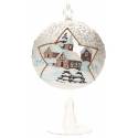 Witte kerstbal in glas op voet + kaars - besneeuwd dorp 