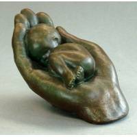 Liggende Hand + Baby - 6 cm - Brons 