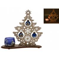 Houten kerstboom met glazen bollen en blauw kandelaar 
