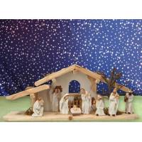 Crèche de Noël : cabane avec 8 personnages de 8 cm