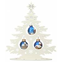 Houten kerstboom met blauwe glazen bollen 