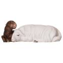 Mouton blanc avec agneau brun couchés pour personnages de crèche de 16 cm couleur