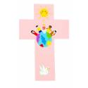 Kruisbeeld kinderen van de wereld in roze 20 cm 