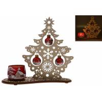 Houten kerstboom met glazen bollen en rode kandelaar 