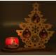 Houten kerstboom met glazen bollen en rode kandelaar 