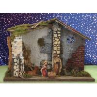 Crèche de Noël : cabane avec lumière + 5 personnages de 9 cm (33 x 18 x 24 cm)