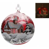 Rode kerstbal in glas op voet + kaars - besneeuwd dorp 