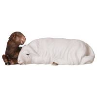 Mouton blanc avec agneau brun couchés : crèche de Noël en bois Komet 12 cm