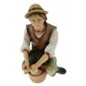 Homme qui trait une chèvre: crèche de Noël en bois Ulrich 15 cm