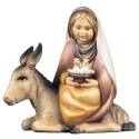 Petite fille assise sur un ane avec oiseaux dans les mains : crèche de Noël en bois Komet 12 cm