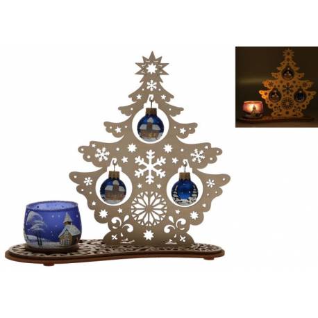 Houten kerstboom met glazen bollen en blauw kandelaar 
