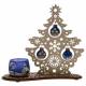 Houten kerstboom met glazen bollen en blauw kandelaar 