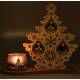 Houten kerstboom met glazen bollen en blauw kandelaar 