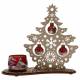 Houten kerstboom met glazen bollen en rode kandelaar 