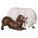 Houtsnijwerk schaap met bruin lammetje voor kerstfiguren van 16 cm gekleurd 