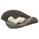 Bébé blanc dormant dans des ailes grises en résine 13 x 6 cm