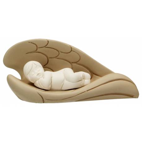 Witte baby in beige vleugels in hars 13 x 6 cm 