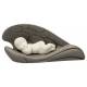 Bébé blanc dormant dans des ailes grises en résine 13 x 6 cm