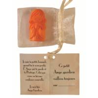 Beschermengel meisje - in albast 4,5 cm, oranje gekleurd in tule 