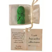 Ange Gardien Garçon -en Albaster 4,5cm colorisé vert dans tulle
