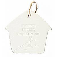 Huisje om te hangen in witte porselein met tekst "Seigneur bénissez notre maison" 