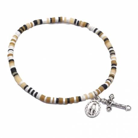 Armband op elastiek met bruine korrels + medaille and kruisje 