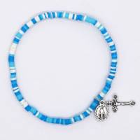 Bracelet sur élastique avec grains bleus + médaille et croix