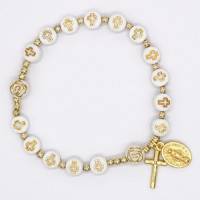 Bracelet sur élastique avec grains blancs avec croix et doré + médaille et croix