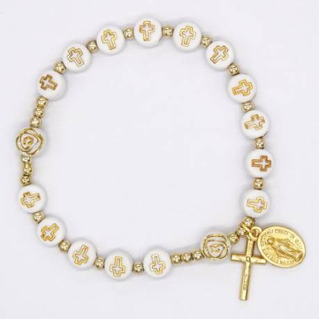 Bracelet sur élastique avec grains blancs avec croix et doré + médaille et croix