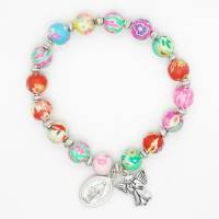 Bracelet-dizainier sur élastique grains Fimo avec médaille et ange gardien