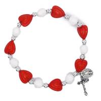 Armband op elastiek met wit korrels en rood hartjes + medaille and kruisje 