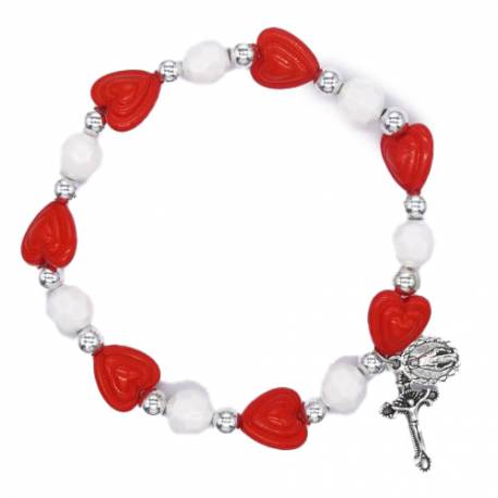 Armband op elastiek met wit korrels en rood hartjes + medaille and kruisje 
