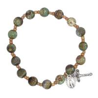Armband op elastiek met bruine korrels Serpentine + medaille and kruisje 