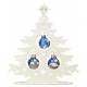 Houten kerstboom met blauwe glazen bollen 