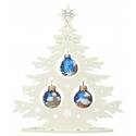 Houten kerstboom met blauwe glazen bollen 