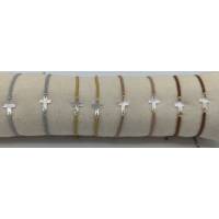 Macramé armband met parelmoer kruis 